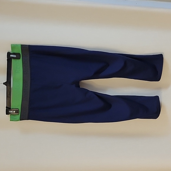 EUC Reebok Women's Large Navy Workout Capri length leggings - Picture 5 of 5